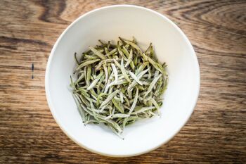 Thé blanc en feuilles à pointe d'argent, boîte de 25 g 2