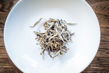 Thé en feuilles au jasmin pointe argentée, boîte de 25 g 2