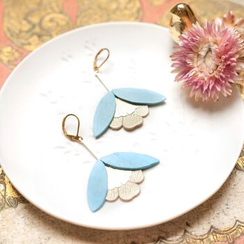 Boucles d'oreilles Fleur de Ginkgo - cuir bleu cyan et or mat 2