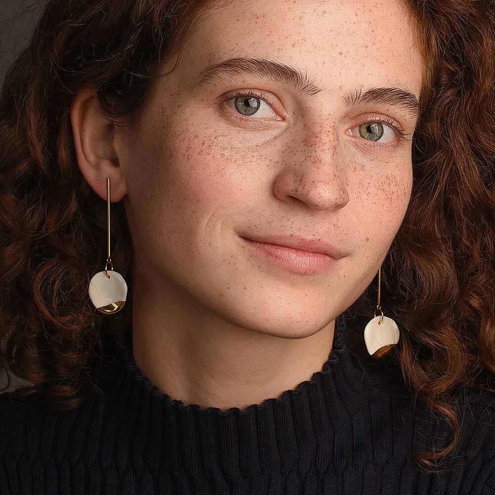 Orecchini a cerchio lungo bianco e oro