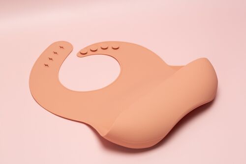 the SCOOP: silicone bib in NEUTRAL PINK