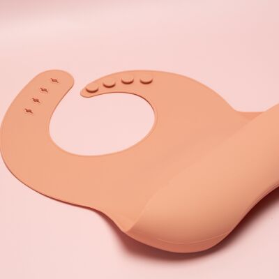 the SCOOP: silicone bib in NEUTRAL PINK