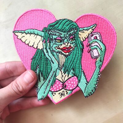 Parche bordado grande Greta The Gremlin para planchar o coser | Ilustración surrealista espeluznantes lindos parches de Zubieta