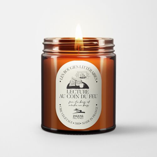 Bougie en pot d'apothicaire lecture au coin du feu avec mèche en bois