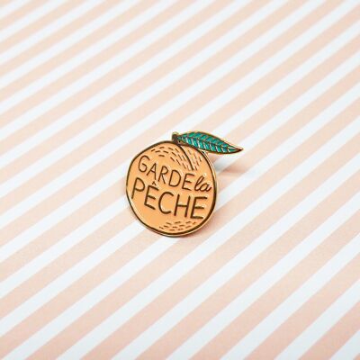 Peach enamelled pin "Keep the peach"