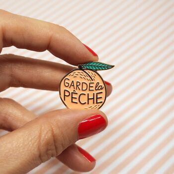 Pin's émaillé pêche "Garde la pêche" 2