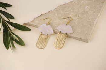 Boucles d'oreilles Fan Drop en laiton perle pailleté blanc Art déco acrylique or vermeil | Boucles d'oreilles géométriques | Boucles d'oreilles pendantes | Cadeau pour elle | Ventilateur x 8