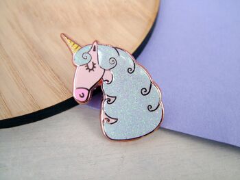 Épingle à paillettes en émail licorne 4