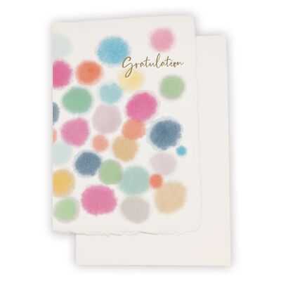 Tarjeta de papel hecha a mano "Enhorabuena" con puntos de colores en estilo acuarela