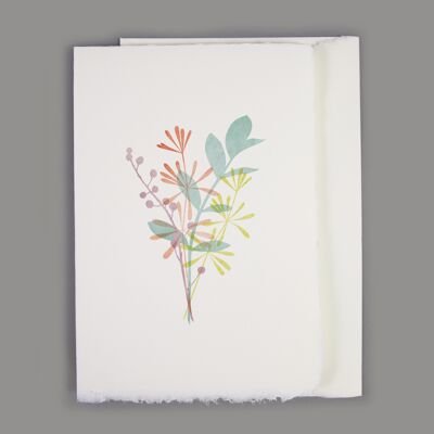 Carte en papier à la main avec un bouquet de fleurs aux couleurs délicates