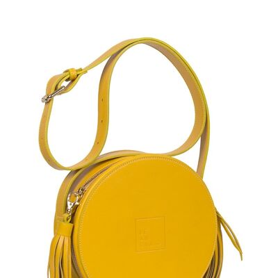 Bandolera de mujer tipo circle bag amarillo mostaza con borlas bicolor en nude Leandra.