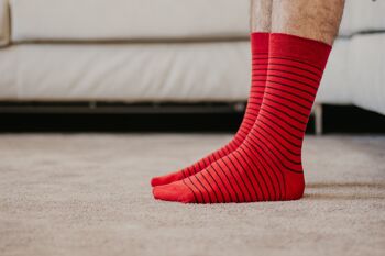 Chaussettes rouge rayées noire 1