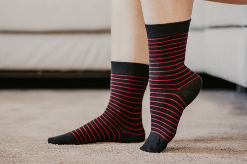 Chaussettes noires rayées rouge