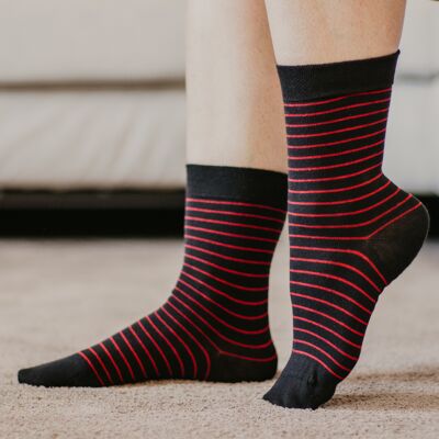 Chaussettes noires rayées rouge