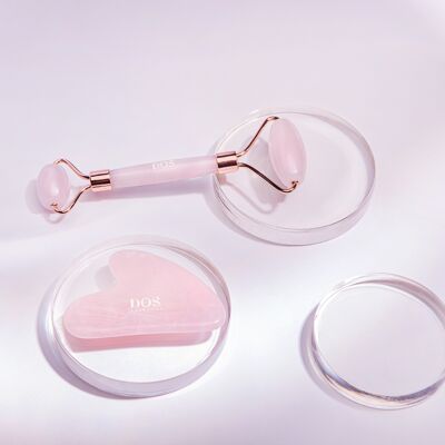 Rouleau de visage en quartz rose avec Gua Sha