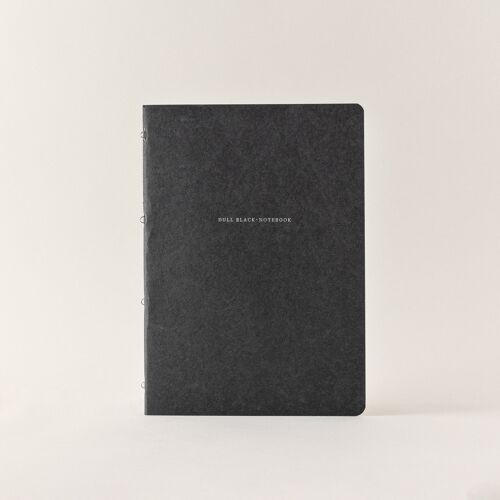 Libreta grapa omega A4 · Negra (Pauta)