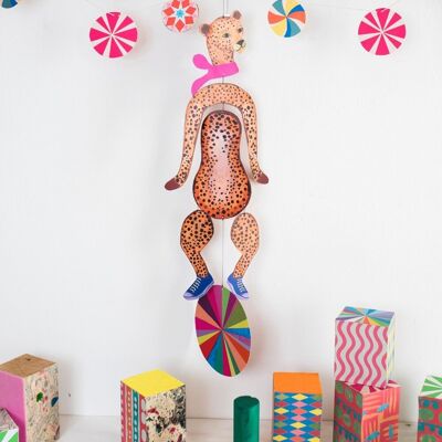 Nursery Circus Cheetah Kinetic Mobile pour salles de jeux et décoration pour enfants