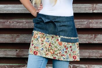 Tablier de jardin en denim foncé pour femme à motifs floraux 3