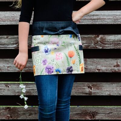 Dunkle Jeans-Gartenschürze für Damen mit Sommerblumenmuster