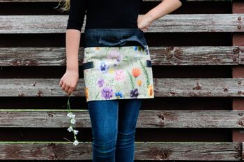 Tablier de jardin en denim foncé pour femme à motifs de fleurs d'été 1