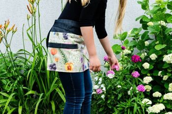 Tablier de jardin en denim foncé pour femme à motifs de fleurs d'été 3