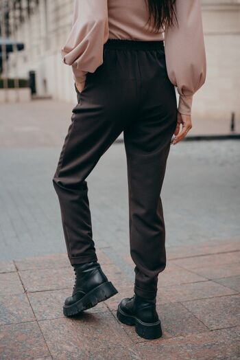 Pantalon chocolat  avec plis et poches 5