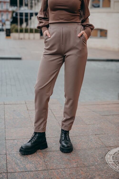 Pantalon moka avec plis et poches