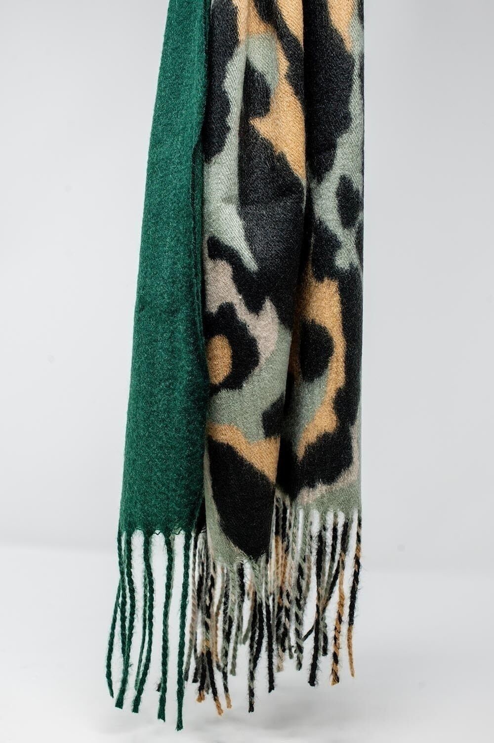 Sciarpa leopardata e frangia