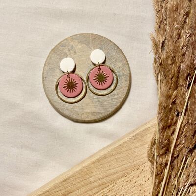 Weiße und rosa gesprenkelte Sonnenohrringe // Ohrringe aus Fimo // Sonnenohrringe // Messing und Fimo // Handgemachte Statement-Ohrringe