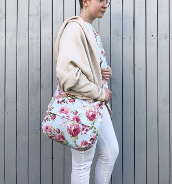 Sac à bandoulière hobo floral imprimé rose sur bleu. 4