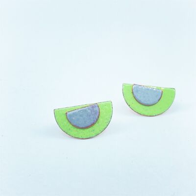 Duo de clous d'oreilles demi-cercle en cuivre émaillé vert feuille et gris