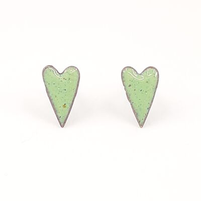Pendientes de corazón alargados de esmalte de cobre en verde celadón.