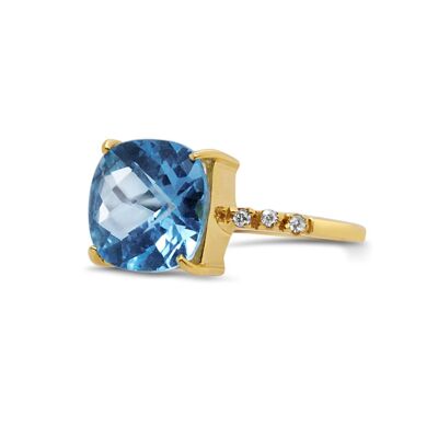 Stunning blue topaz solitaire ring__R1/2