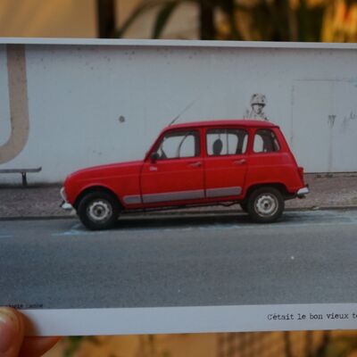 Carte postales Photo couleur - Voiture ancetre rouge dans la rue