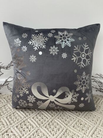 Le coussin de Noël en velours doux avec nœud gris et flocon de neige 2