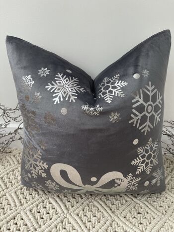 Le coussin de Noël en velours doux avec nœud gris et flocon de neige 3