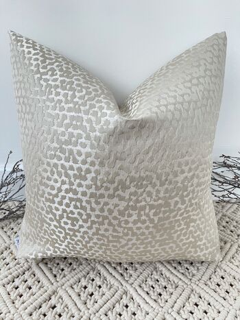 NOUVEAU Coussin The Champagne Mara - 22" - Oui - Ivoire 1