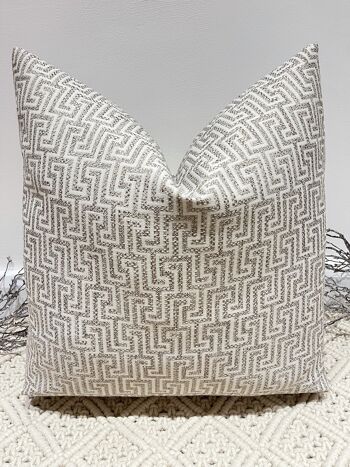 Le Coussin Mattox Taupe, 16'', Oui, Ivoire 1