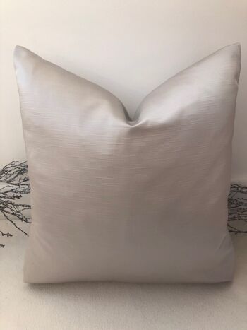 The Creamy Silver Peony - 18'' - Oui - Gris