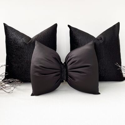 The Gianni Black Collection - 3x 18'' Cushions + Bow - Yes