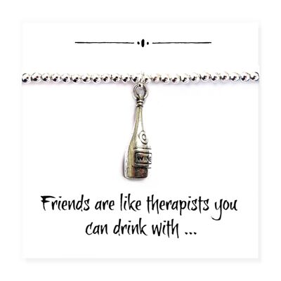 Weinflaschen-Charm-Armband auf einer Grußkarte mit lustigen Freunden