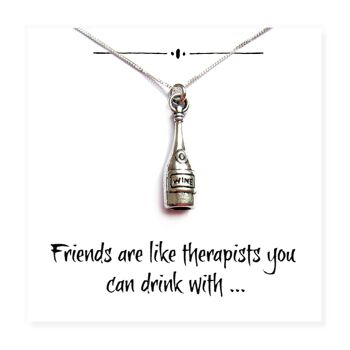 Collier de charme de bouteille de vin sur la carte de message d'amis drôles 1