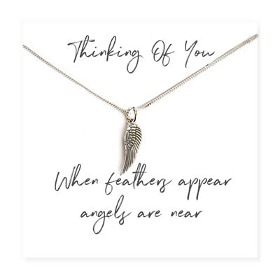Collar de plata esterlina con plumas de ángel en tarjeta con mensaje