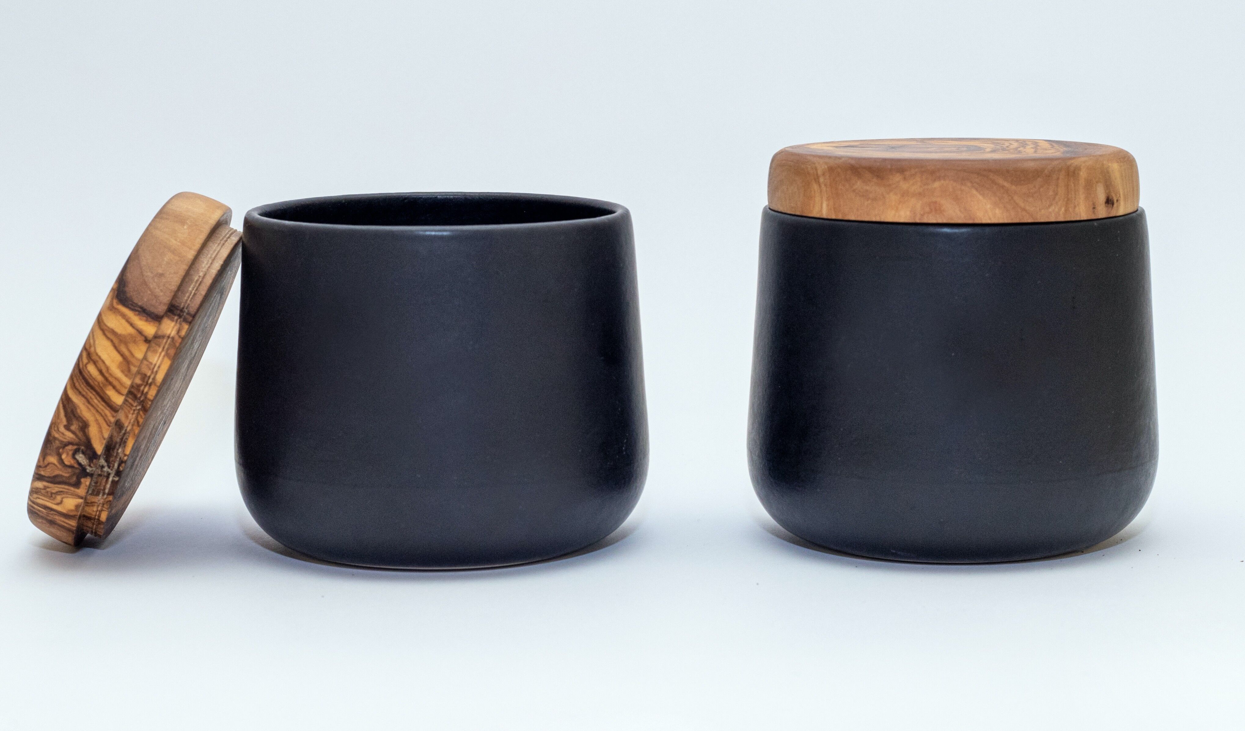 Barattolo in gres con coperchio in legno d'ulivo