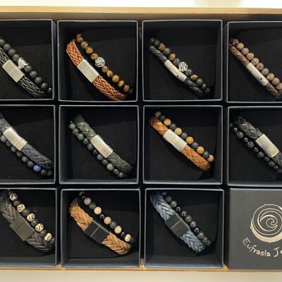 Display met 11 handgemaakte heren armbanden en een houten rol met 10 natuurstenen armbanden