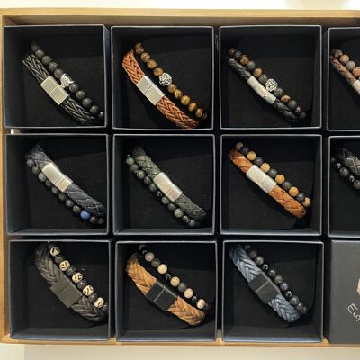 Présentoir avec 11 bracelets pour hommes faits à la main et un rouleau en bois avec 10 bracelets en pierre naturelle
