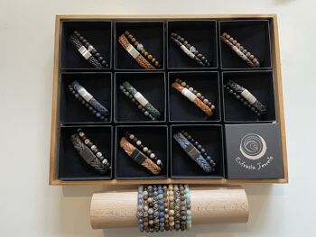 Présentoir avec 11 bracelets pour hommes faits à la main et un rouleau en bois avec 10 bracelets en pierre naturelle 2