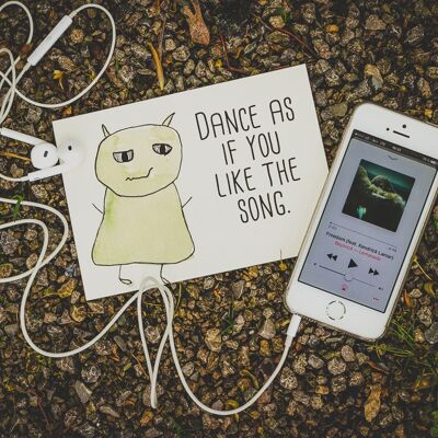 »Dance as if you like the song.«