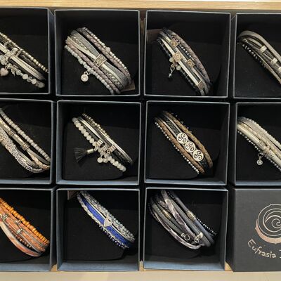 Expositor europeo con 11 juegos de pulseras para mujer hechos a mano.