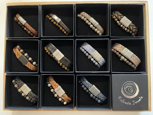 Twee display's handgemaakte 11 Dames armbanden/ 11 Heren armbanden